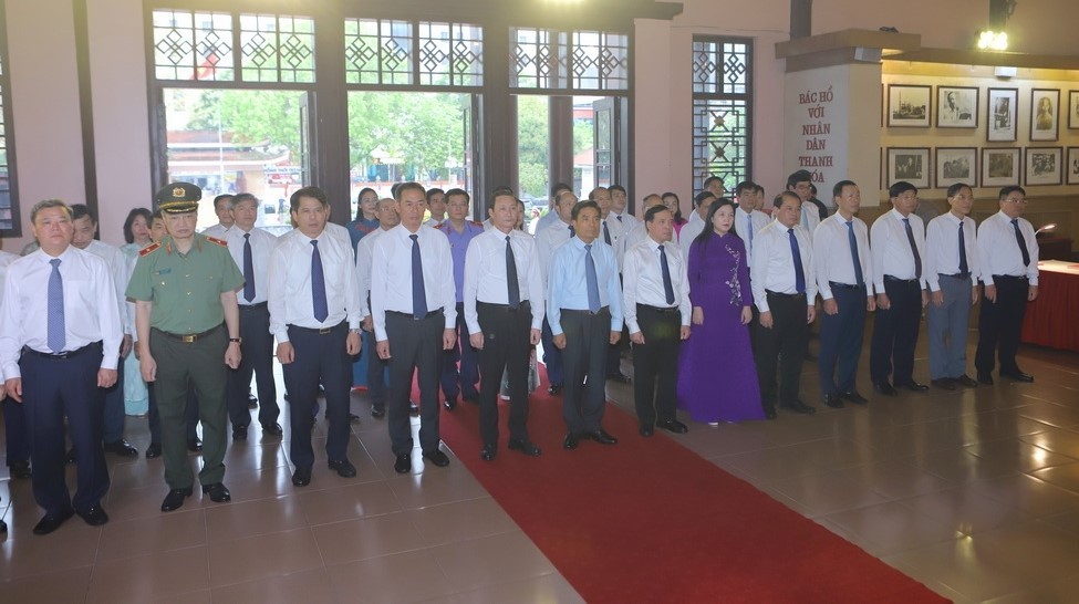 đại biểu tỉnh thanh hóa đang dương tưởng niệm ngày giải phóng miền nam đại biểu tỉnh thanh hóa đang dương tưởng niệm ngày giải phóng miền nam