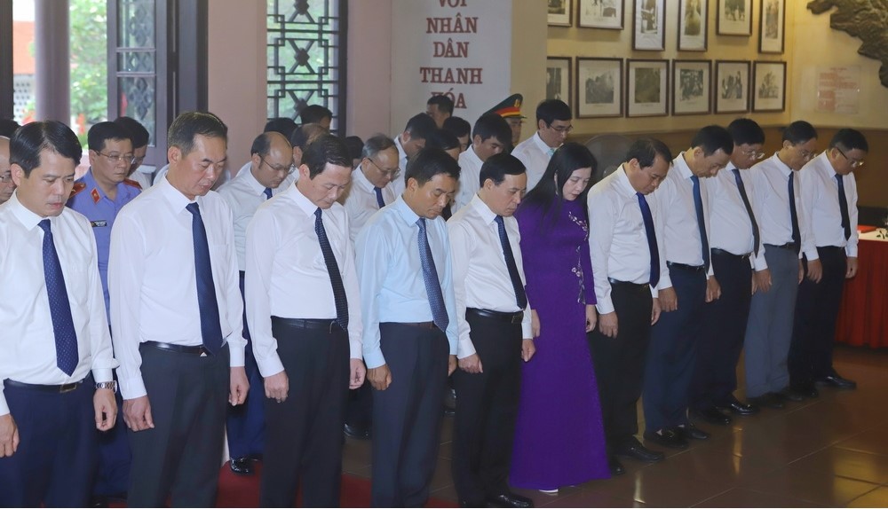 đại biểu tỉnh thanh hóa đang dương tưởng niệm ngày giải phóng miền nam đại biểu tỉnh thanh hóa đang dương tưởng niệm ngày giải phóng miền nam