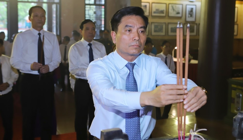 đại biểu tỉnh thanh hóa đang dương tưởng niệm ngày giải phóng miền nam đại biểu tỉnh thanh hóa đang dương tưởng niệm ngày giải phóng miền nam