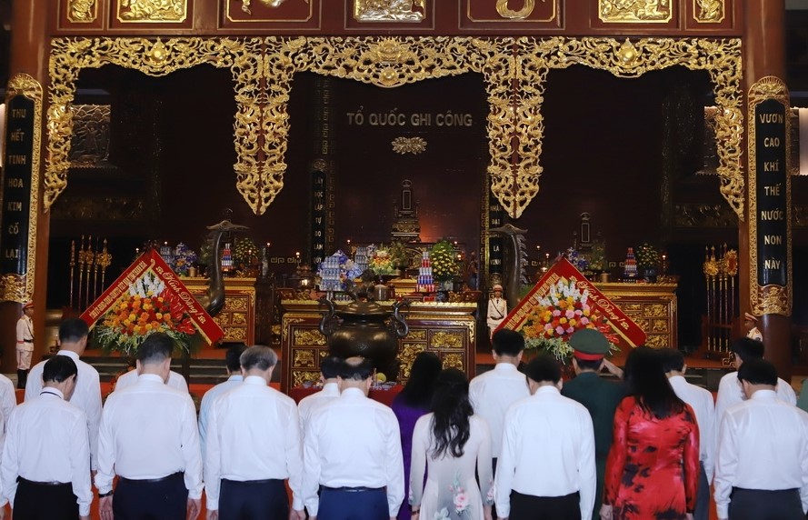 đại biểu tỉnh thanh hóa đang dương tưởng niệm ngày giải phóng miền nam đại biểu tỉnh thanh hóa đang dương tưởng niệm ngày giải phóng miền nam