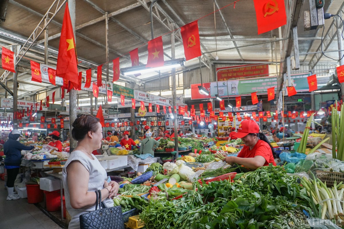 Đà Nẵng rợp cờ đỏ sao vàng mừng ngày 30/4 lịch sử