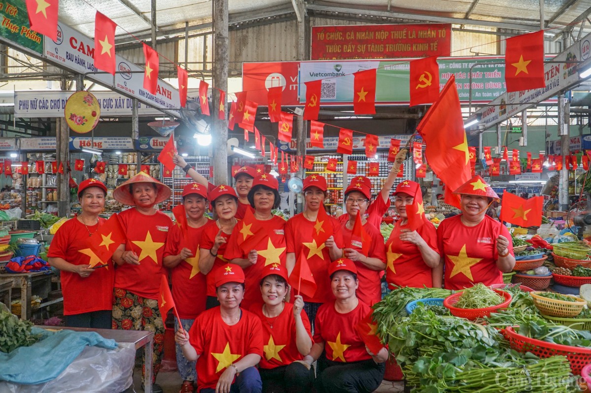 Đà Nẵng rợp cờ đỏ sao vàng mừng ngày 30/4 lịch sử