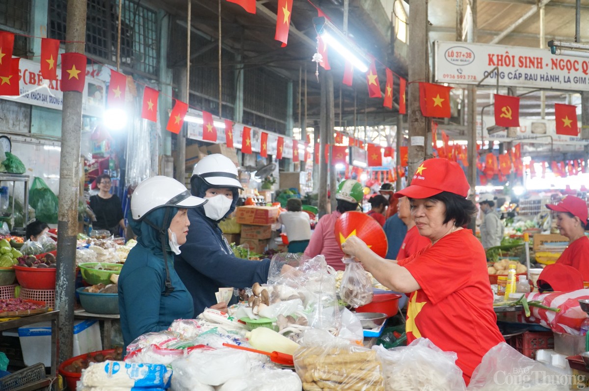 Đà Nẵng rợp cờ đỏ sao vàng mừng ngày 30/4 lịch sử