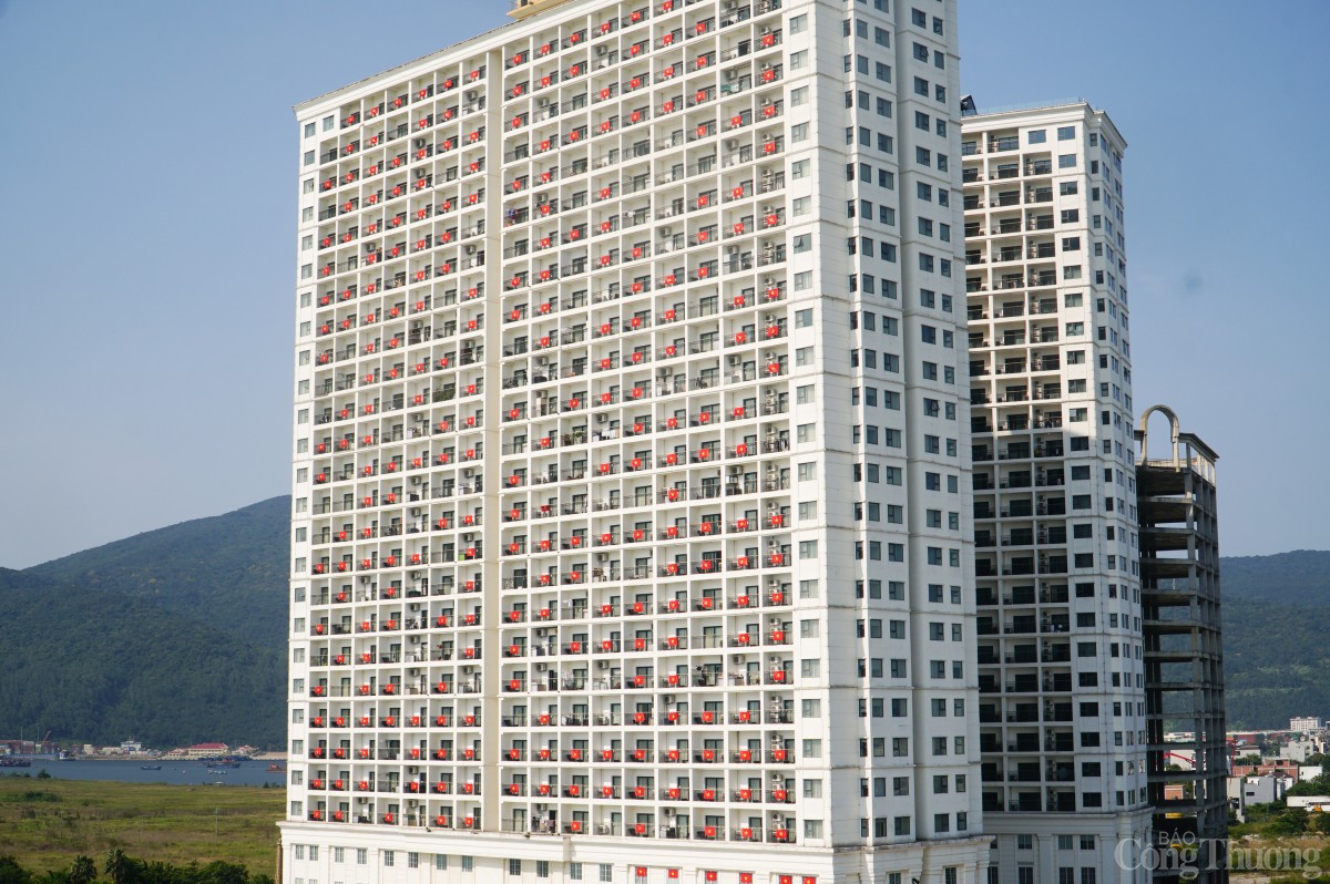 Đà Nẵng rợp cờ đỏ sao vàng mừng ngày 30/4 lịch sử