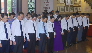 Đại biểu tỉnh Thanh Hóa dâng hương tưởng niệm nhân kỷ niệm 50 năm ngày Giải phóng miền Nam