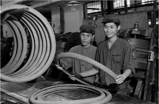 Những chiếc lốp xe đạp vừa được tháo ra từ khuôn hấp của dây chuyền sản xuất mới của Nhà máy Cao su Sao Vàng Hà Nội tháng 10/1974 Những chiếc lốp xe đạp vừa được tháo ra từ khuôn hấp của dây chuyền sản xuất mới của Nhà máy Cao su Sao Vàng Hà Nội tháng 10/1974