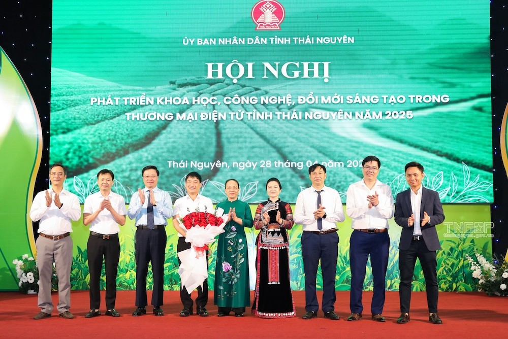 Các đại biểu tặng hoa chúc mừng Hiệp hội Thương mại điện tử Thái Nguyên Các đại biểu tặng hoa chúc mừng Hiệp hội Thương mại điện tử Thái Nguyên