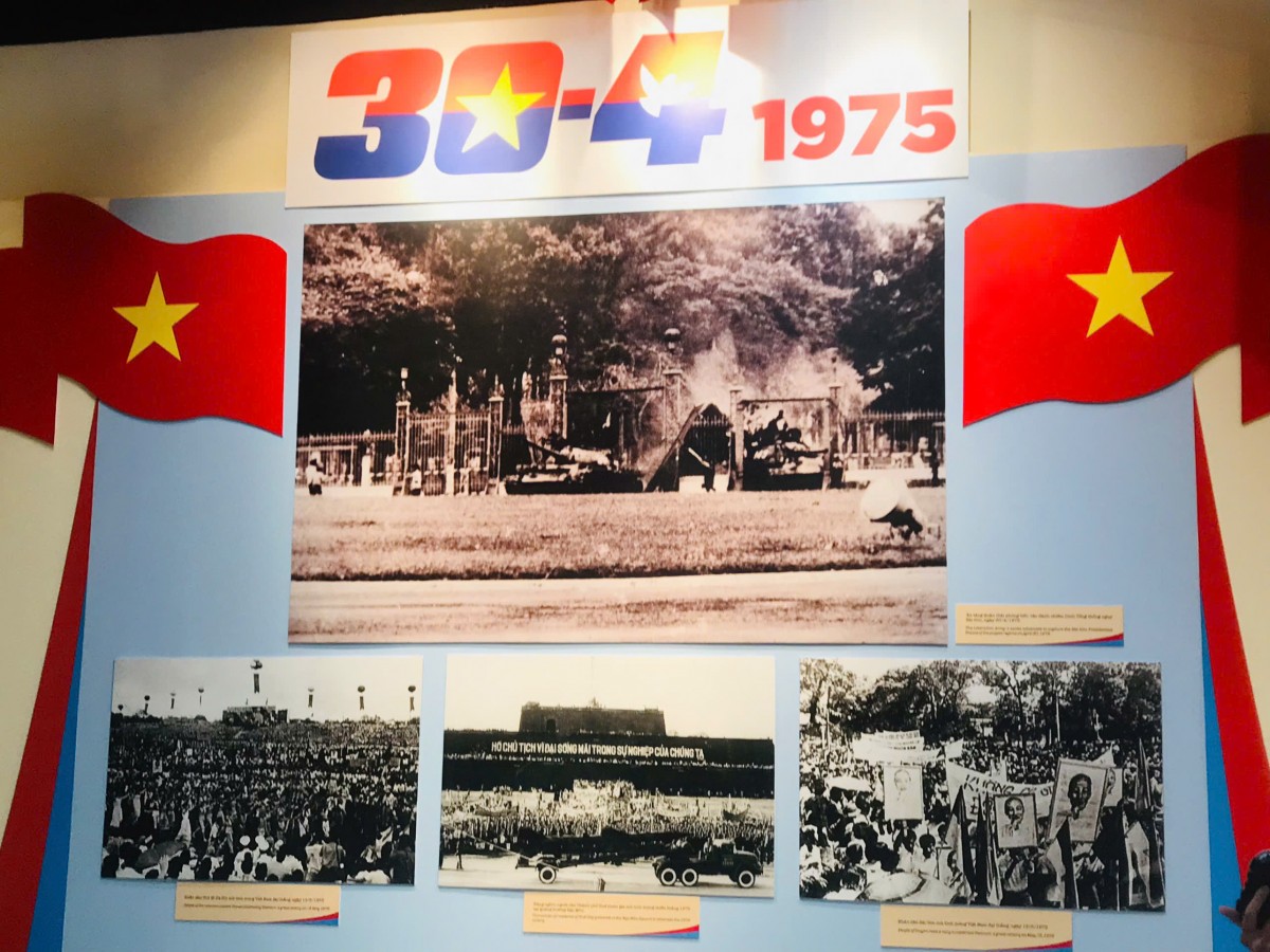 Hình ảnh xe tăng 843, 390 tiến vào Dinh Độc Lập