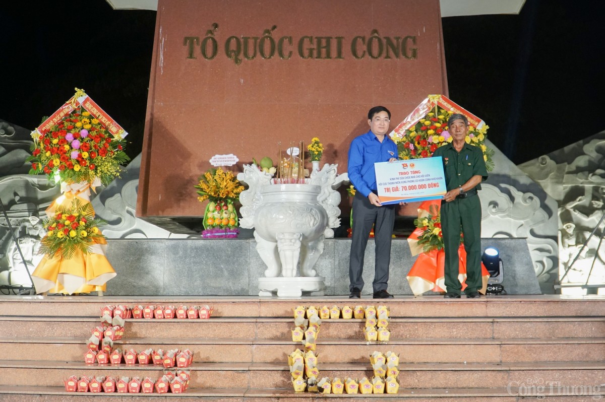 Tại chương trình, Trung ương Đoàn đã trao tặng kinh phí xóa nhà tạm cho cựu chiến binh thành phố Đà Nẵng