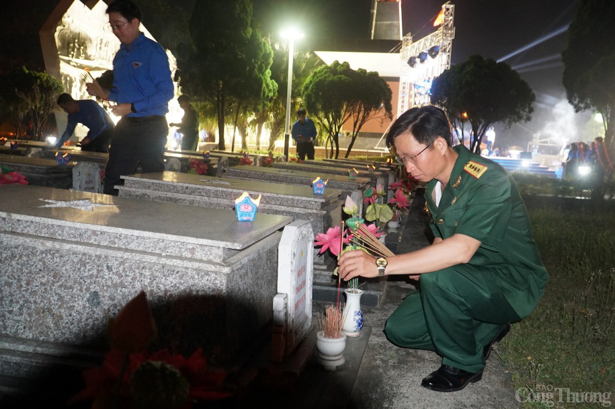 Mỗi ngọn nến được thắp lên là một lời nhắc nhở về sự hy sinh thầm lặng mà cao cả của các thế hệ đi trước