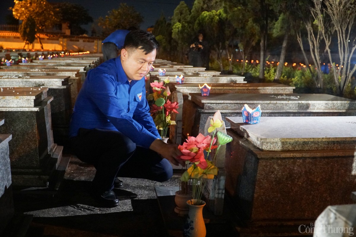 Dâng hương, thắp nến tri ân tại các phần mộ liệt sĩ