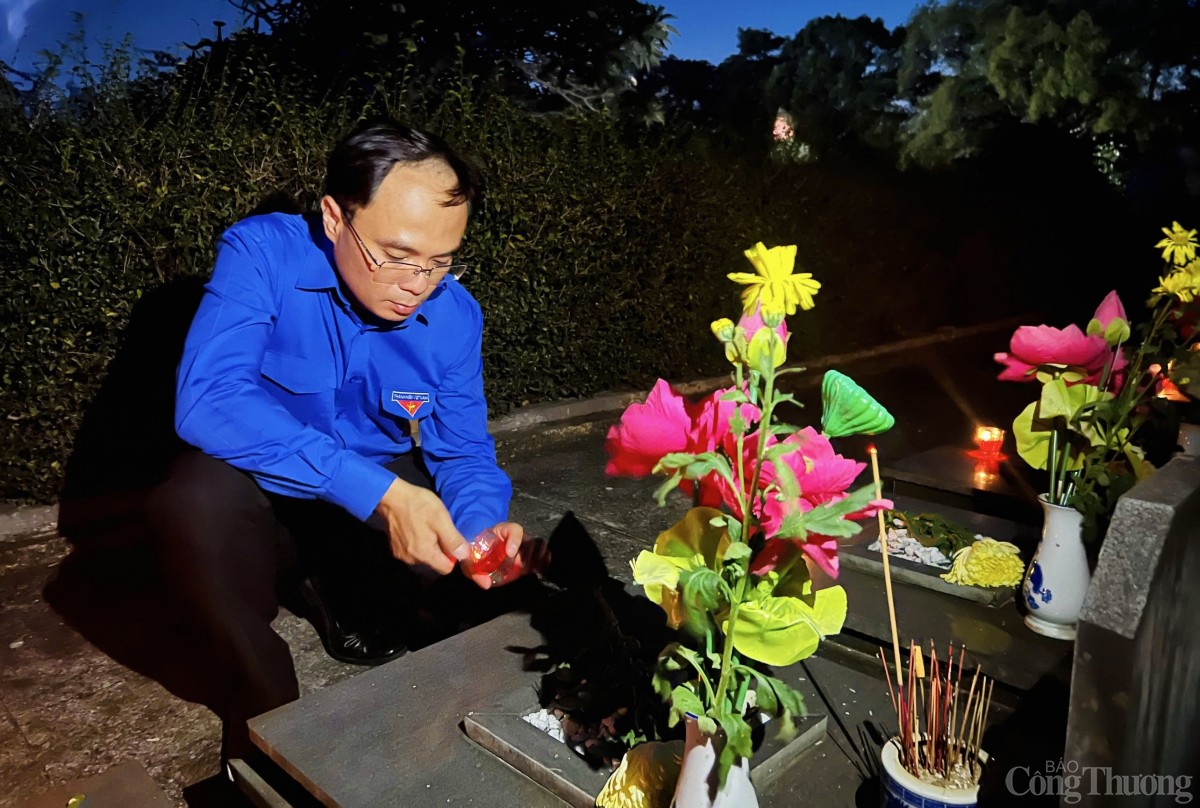 Ấm áp những ngọn nến tri ân các Anh hùng liệt sĩ