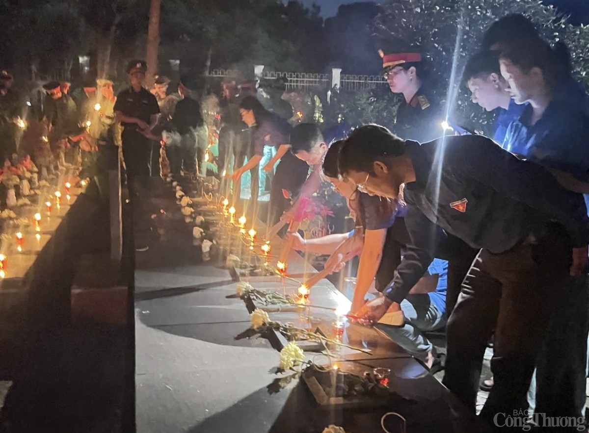 Ấm áp những ngọn nến tri ân các Anh hùng liệt sĩ