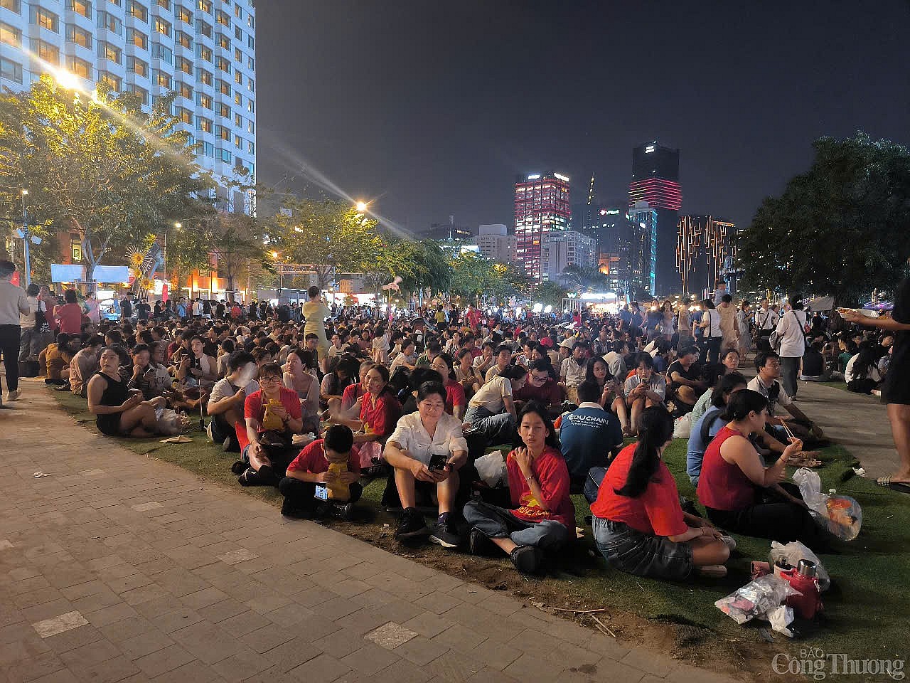 Hàng nghìn người ngồi chờ xem tổng duyệt trình diễn drone