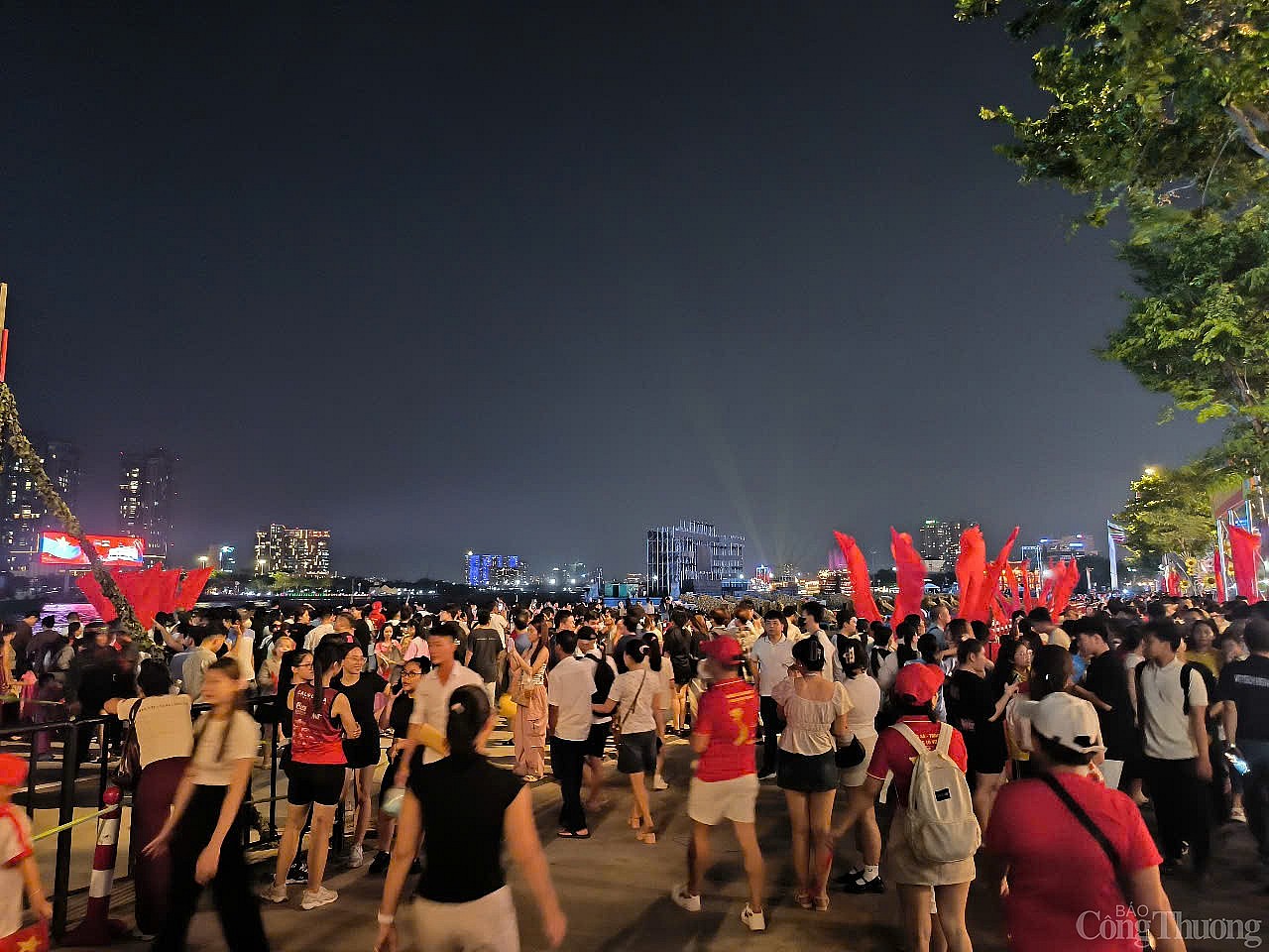 Hàng nghìn người ngồi chờ xem tổng duyệt trình diễn drone