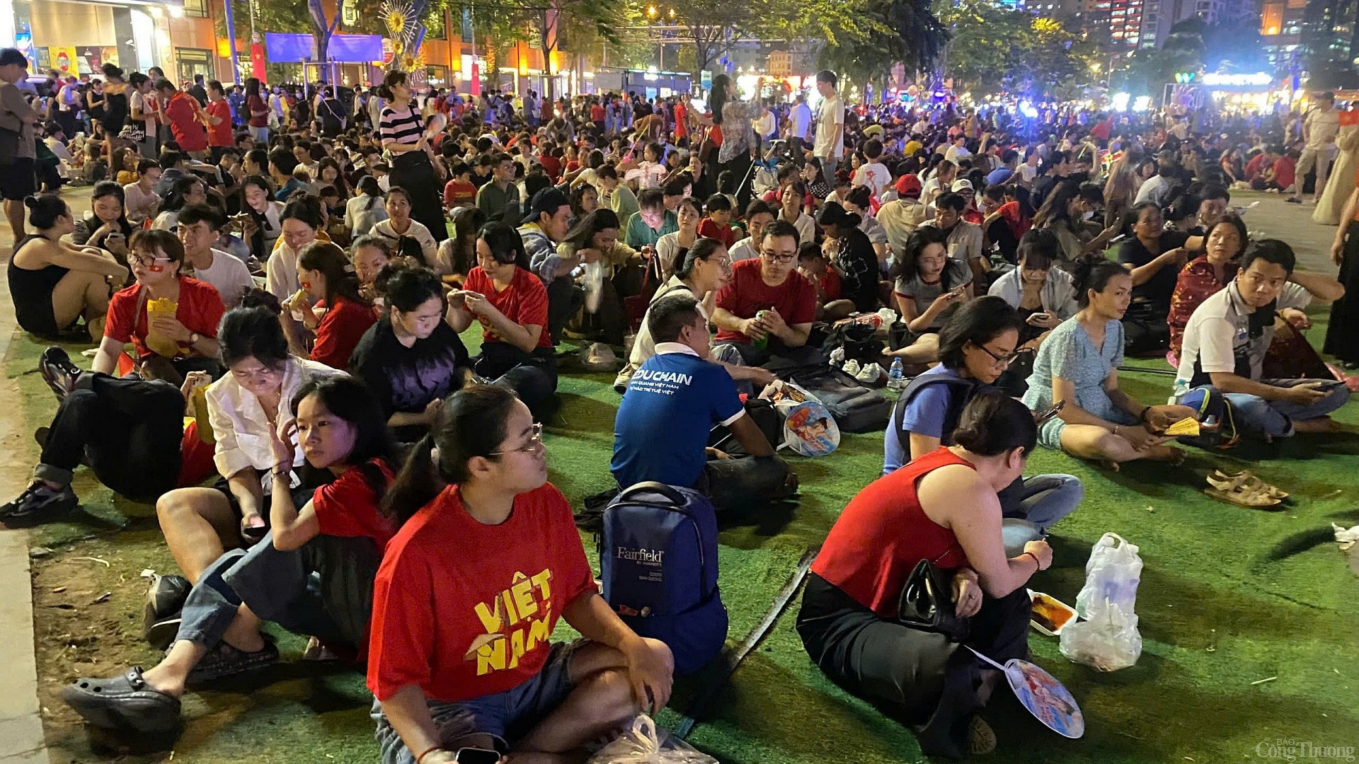 Hàng nghìn người ngồi chờ xem tổng duyệt trình diễn drone