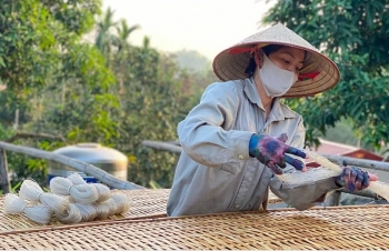 Bà con dân tộc thiểu số bắt ‘trend’ chợ mạng