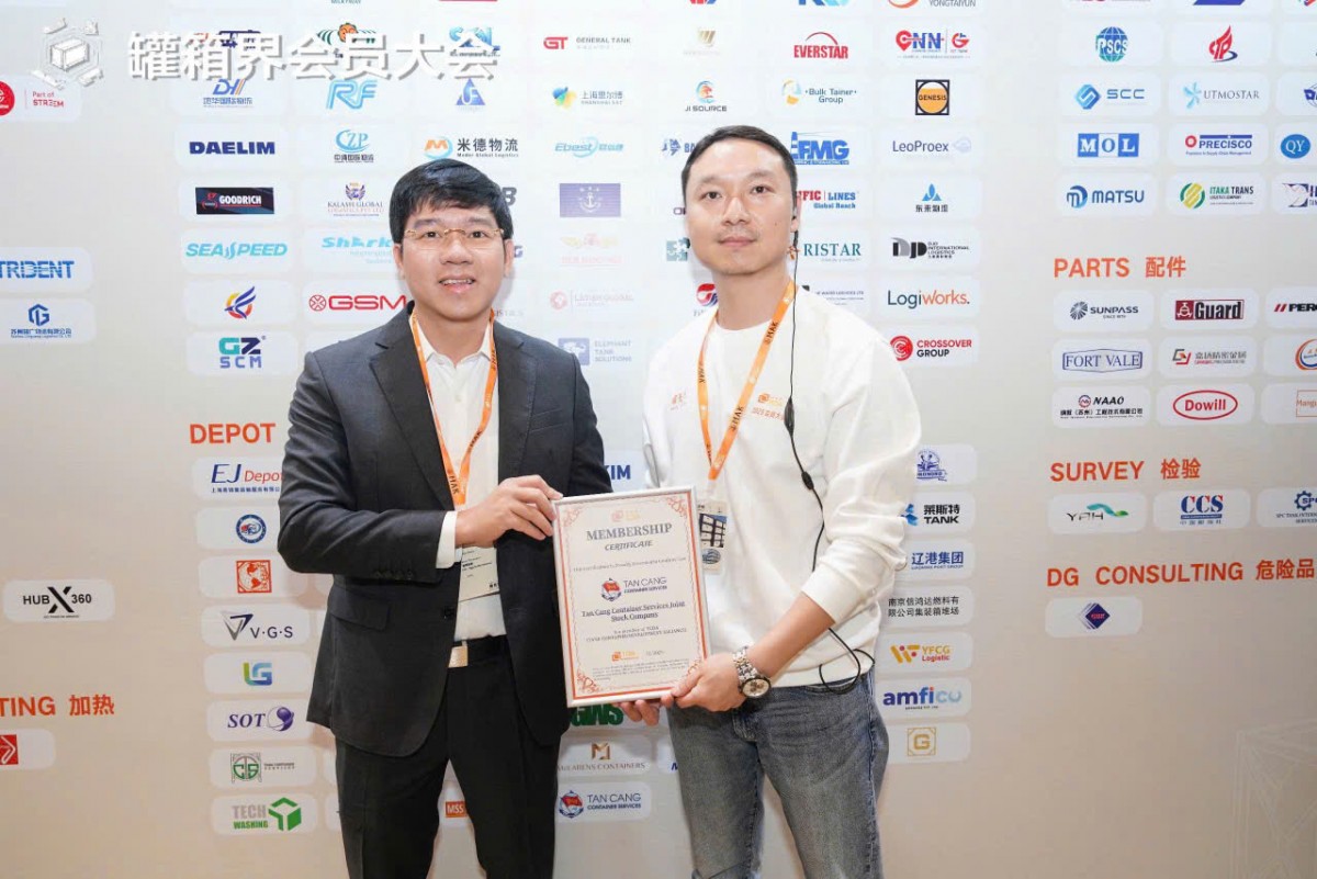 Đại diện Tân Cảng Container - Trung tá Đặng Quốc Hải nhận chứng chỉ thành viên chính thức của Liên minh Phát triển Container bồn (TCDA) tại Thượng Hải, Trung Quốc Đại diện Tân Cảng Container - Trung tá Đặng Quốc Hải nhận chứng chỉ thành viên chính thức của Liên minh Phát triển Container bồn (TCDA) tại Thượng Hải, Trung Quốc