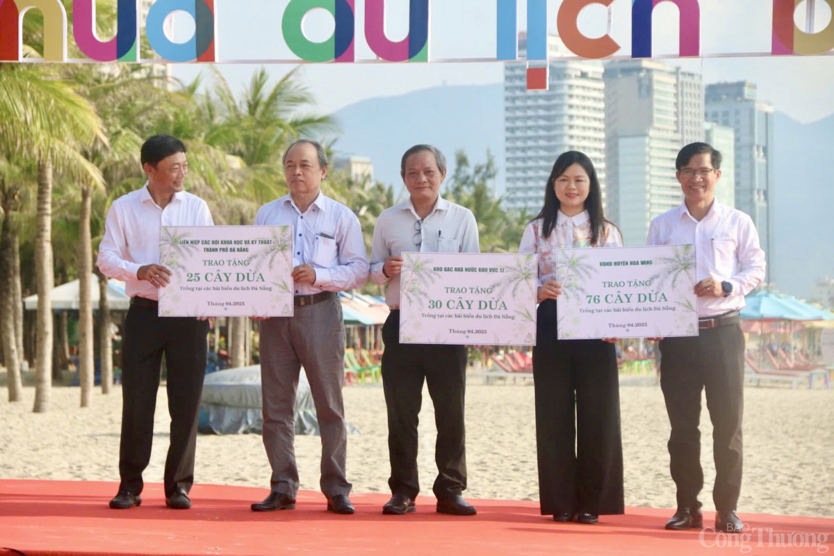 Thành phố Đà Nẵng trao chứng nhận cho các đơn vị tham gia trồng dừa tại bãi biển Đà Nẵng Thành phố Đà Nẵng trao chứng nhận cho các đơn vị tham gia trồng dừa tại bãi biển Đà Nẵng