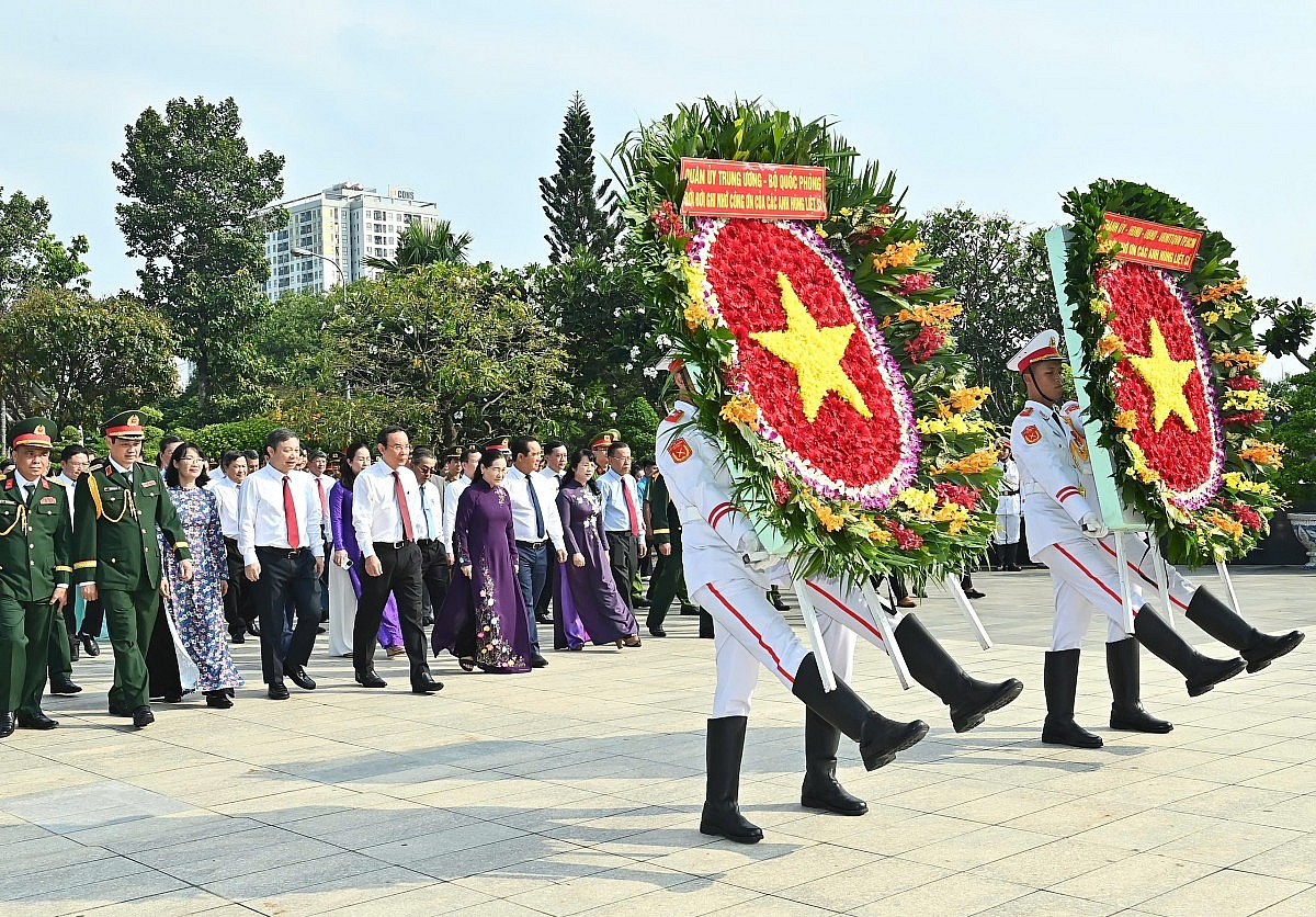TP. Hồ Chí Minh dâng hương tưởng niệm Anh hùng liệt sĩ
