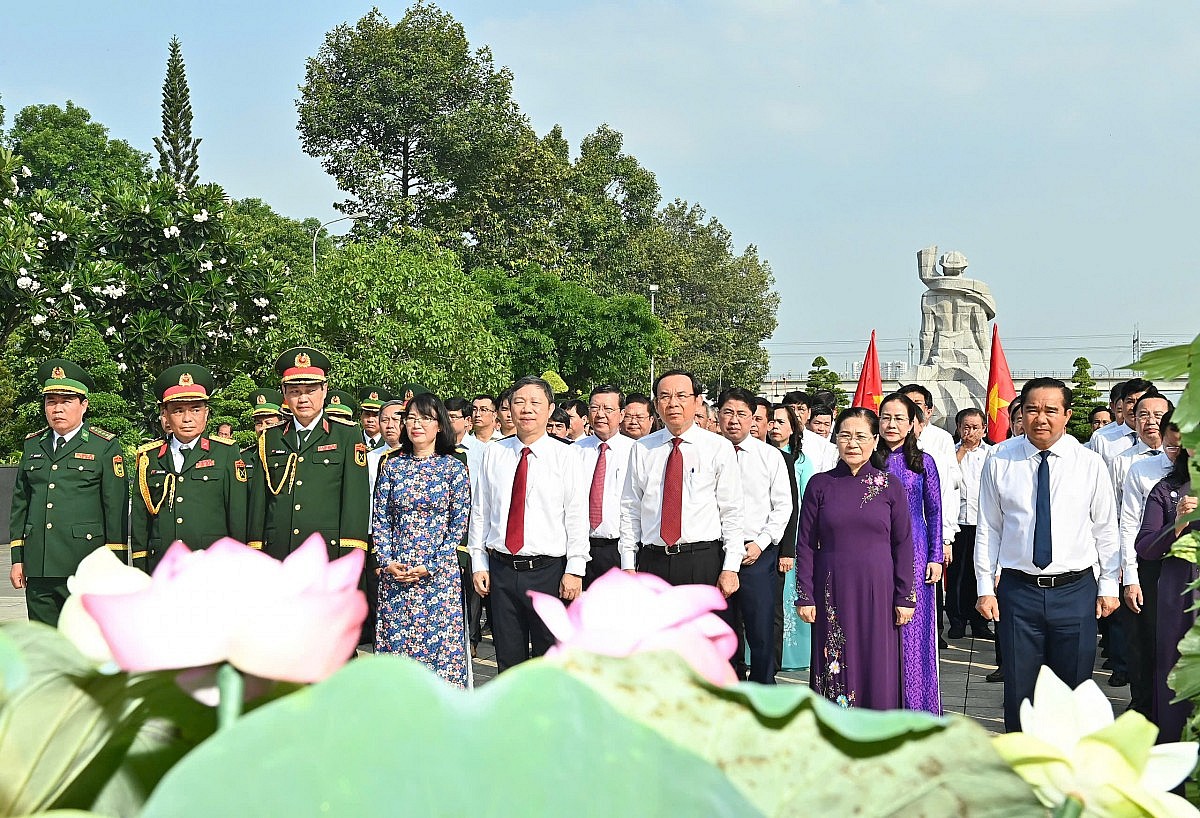 TP. Hồ Chí Minh dâng hương tưởng niệm Anh hùng liệt sĩ