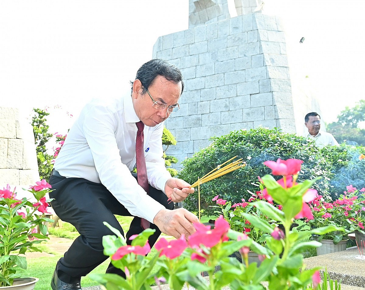 TP. Hồ Chí Minh dâng hương tưởng niệm Anh hùng liệt sĩ