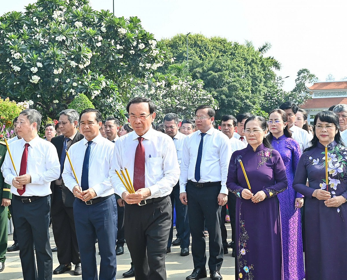 TP. Hồ Chí Minh dâng hương tưởng niệm Anh hùng liệt sĩ