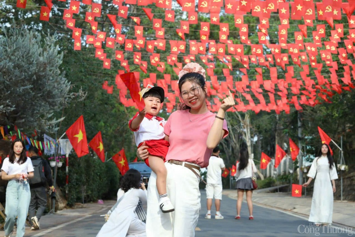 Hào khí 30/4 lan tỏa trên từng góc phố Tây Nguyên