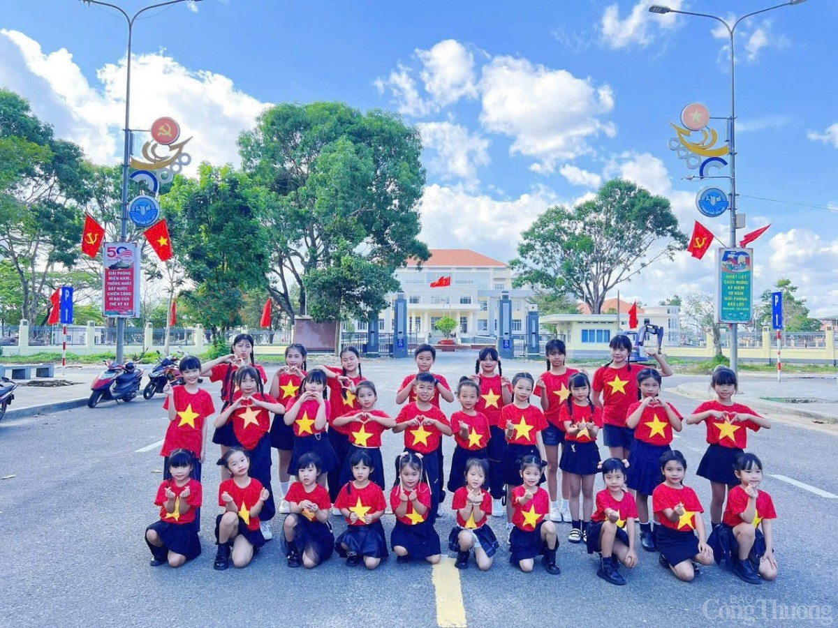 Hào khí 30/4 lan tỏa trên từng góc phố Tây Nguyên