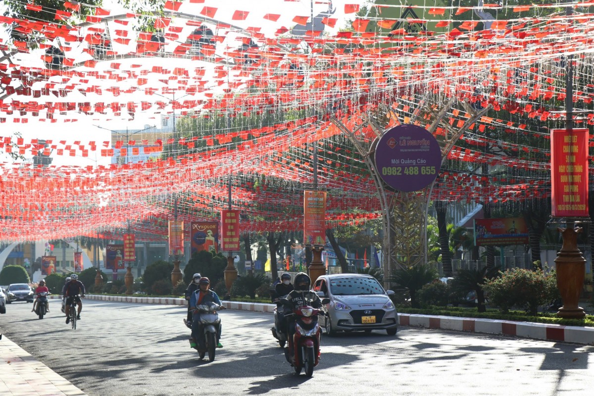 Hào khí 30/4 lan tỏa trên từng góc phố Tây Nguyên