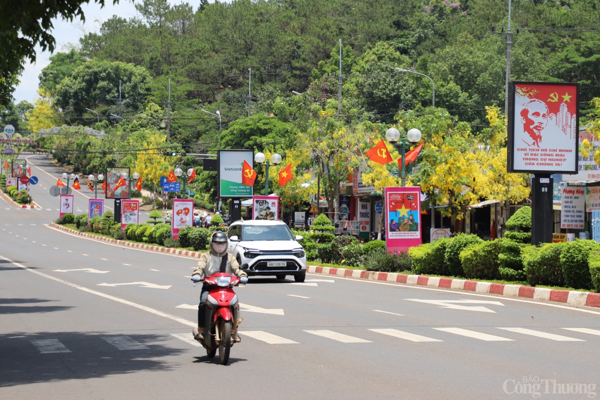Hào khí 30/4 lan tỏa trên từng góc phố Tây Nguyên