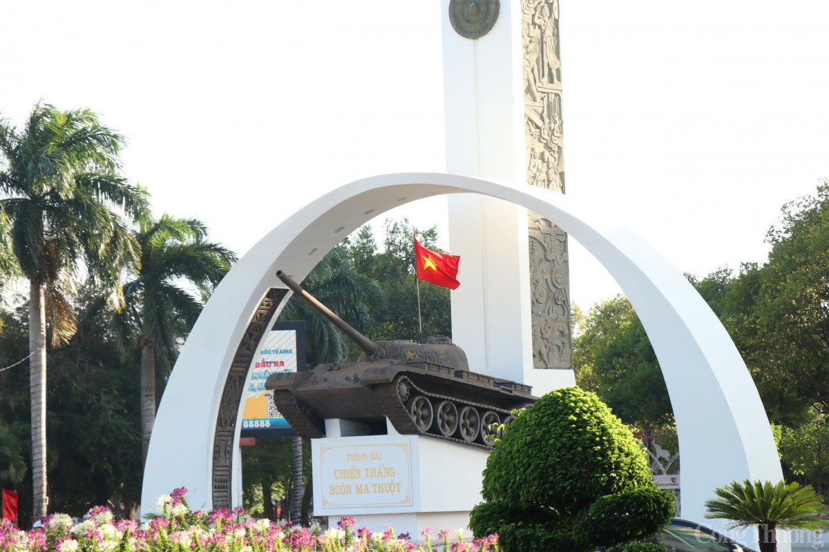 Hào khí 30/4 lan tỏa trên từng góc phố Tây Nguyên