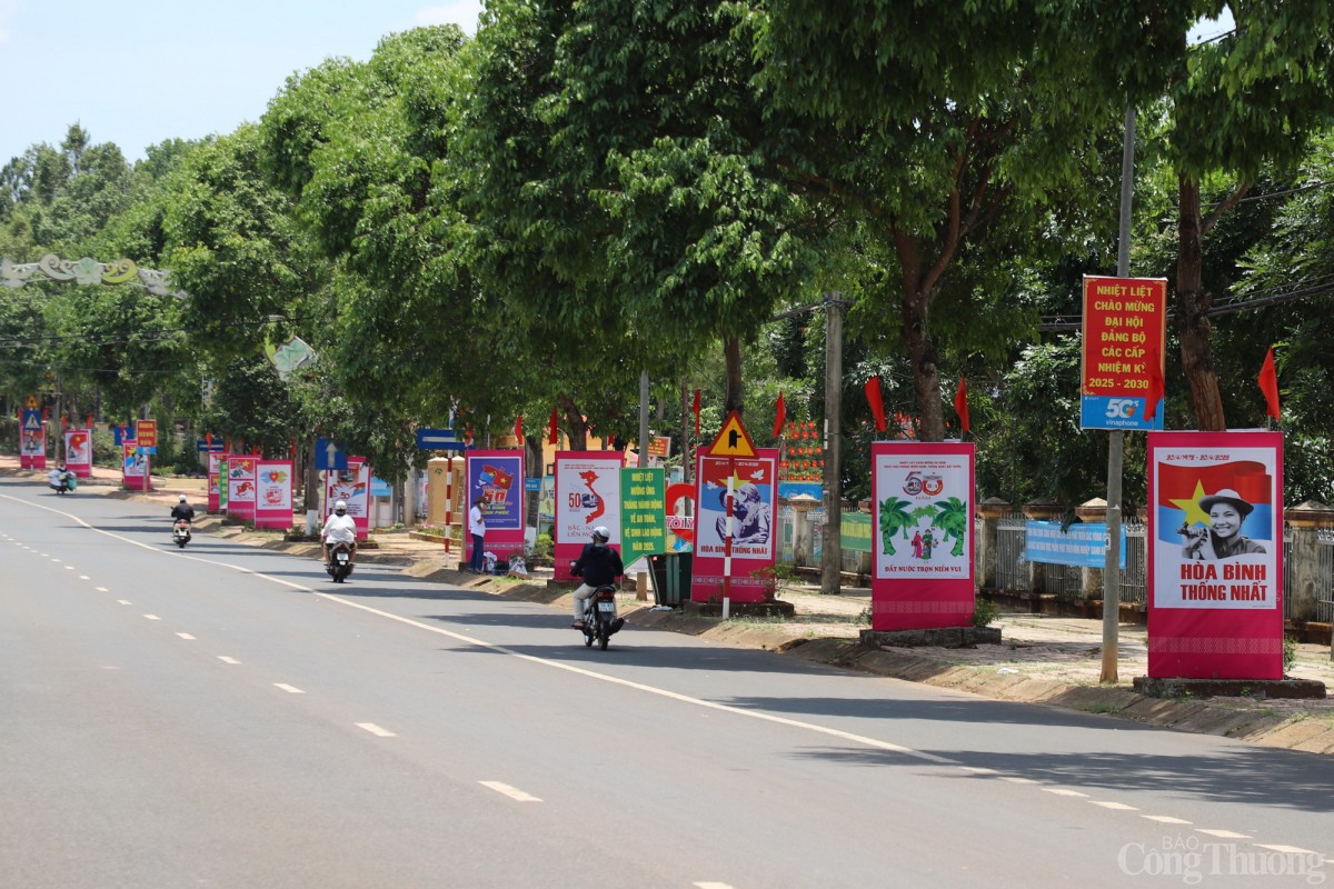 Hào khí 30/4 lan tỏa trên từng góc phố Tây Nguyên