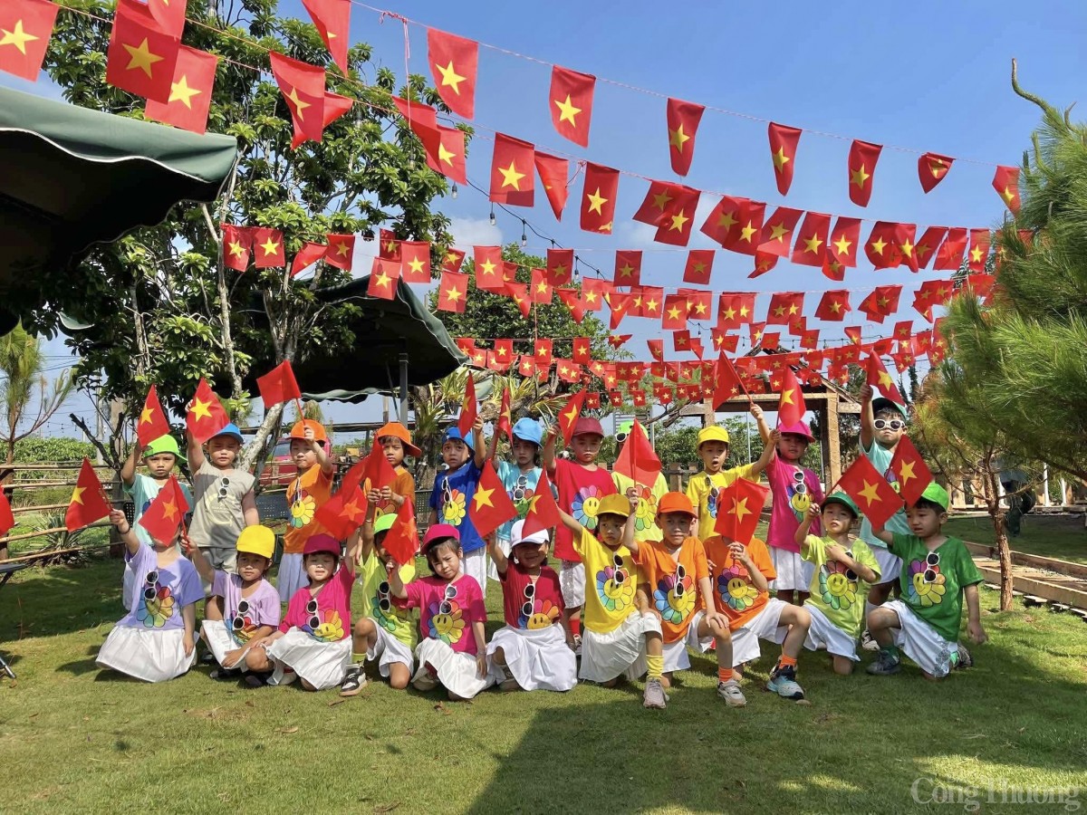 Hào khí 30/4 lan tỏa trên từng góc phố Tây Nguyên