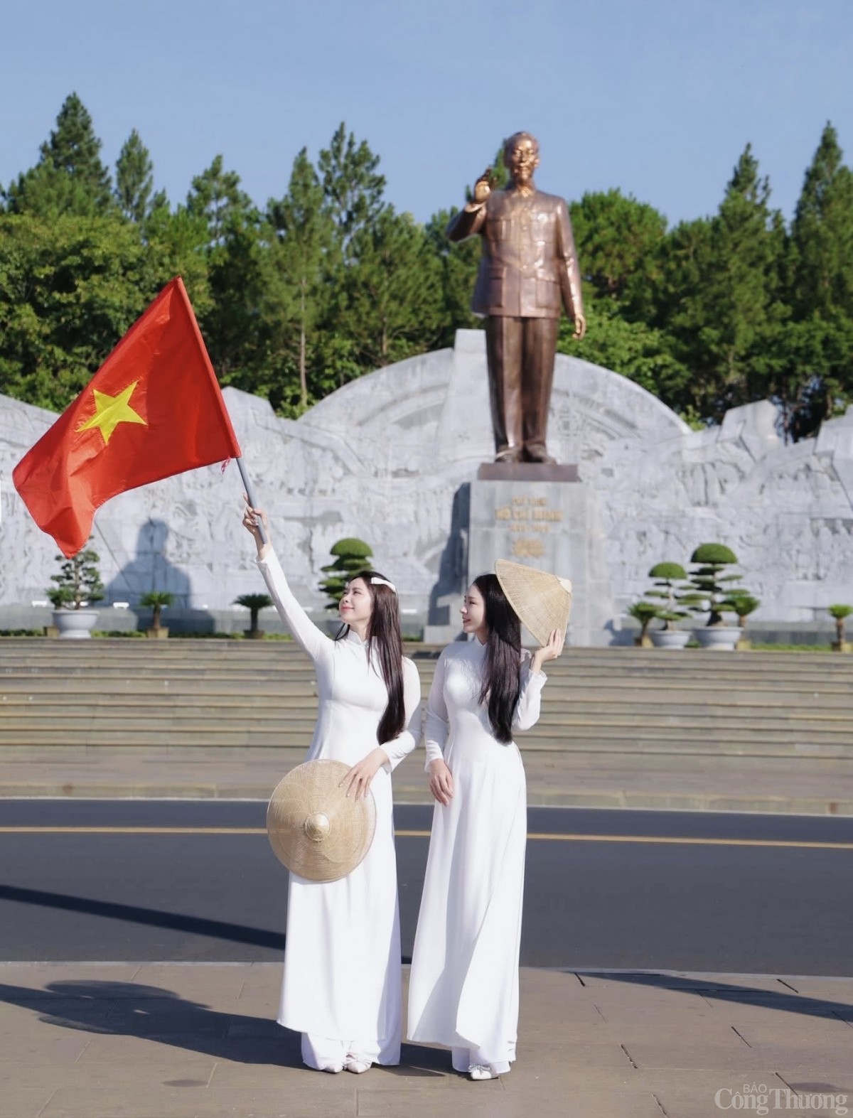 Hào khí 30/4 lan tỏa trên từng góc phố Tây Nguyên