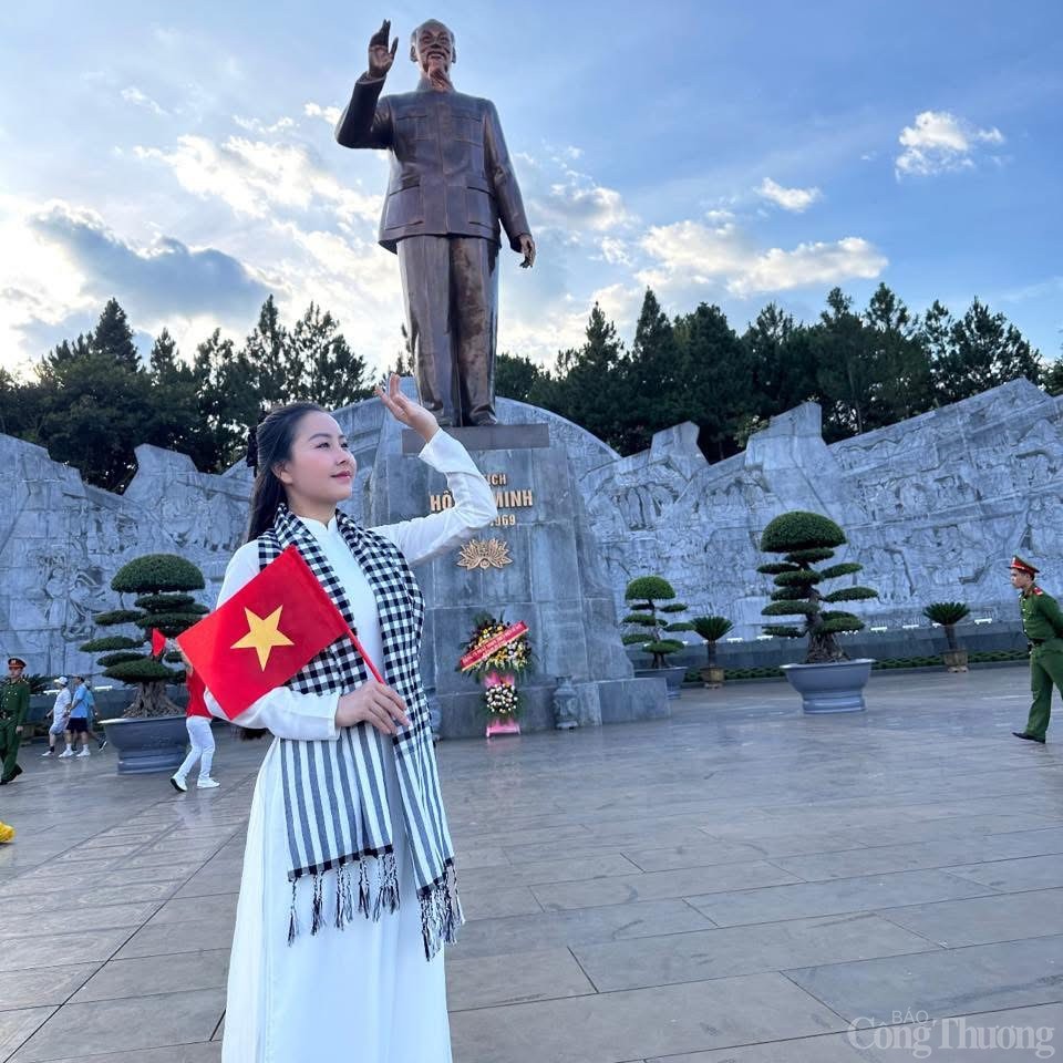 Hào khí 30/4 lan tỏa trên từng góc phố Tây Nguyên