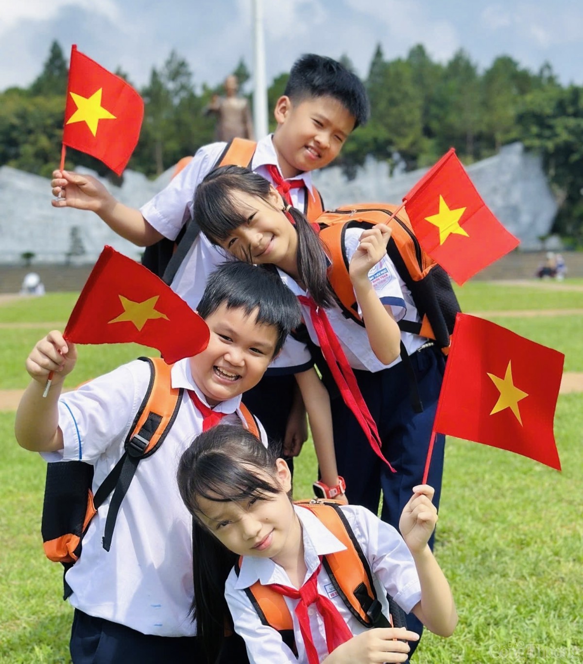 Hào khí 30/4 lan tỏa trên từng góc phố Tây Nguyên