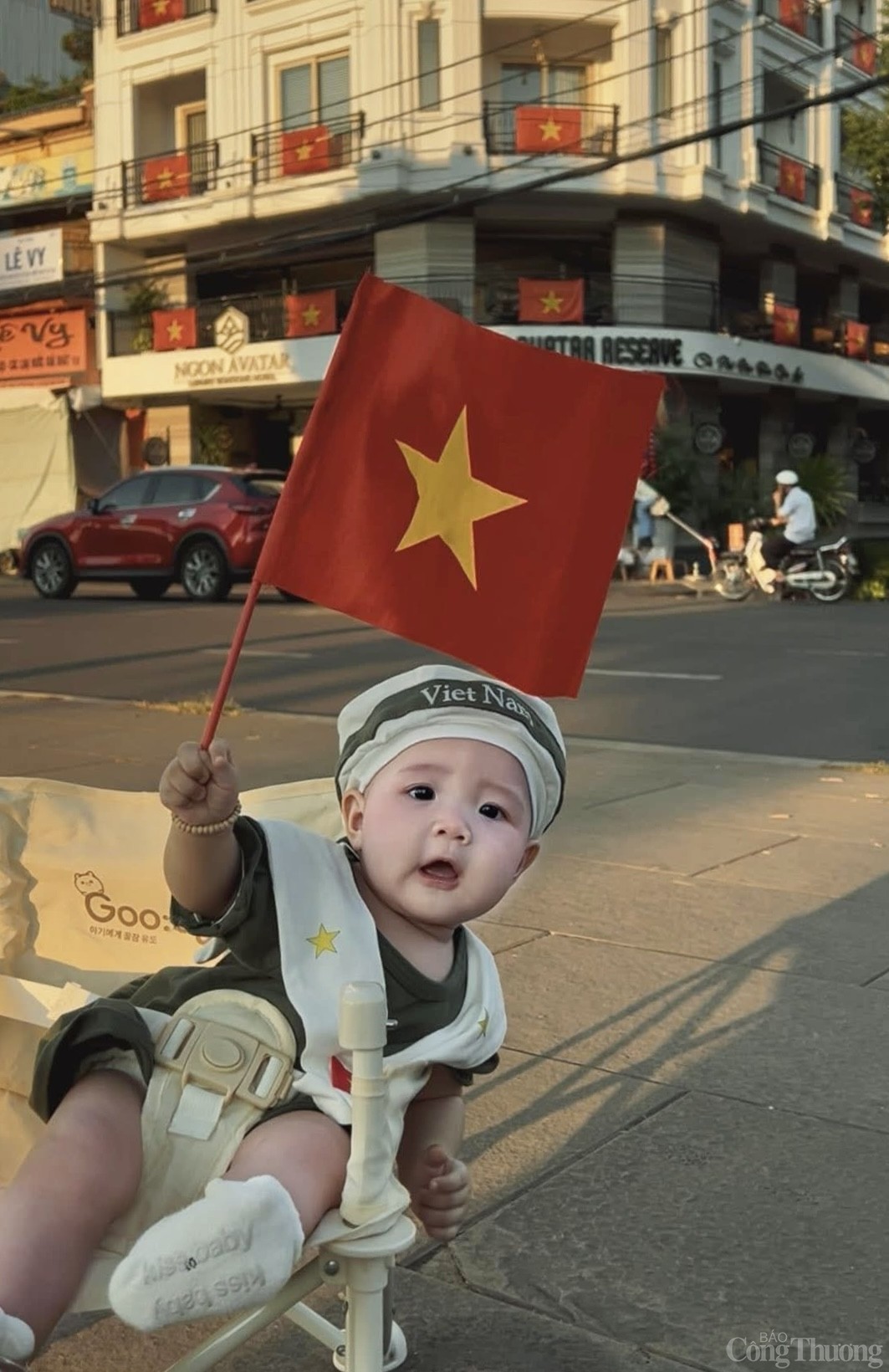 Hào khí 30/4 lan tỏa trên từng góc phố Tây Nguyên