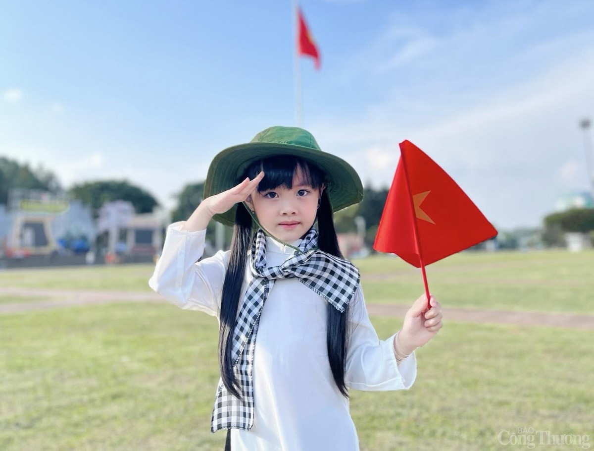 Hào khí 30/4 lan tỏa trên từng góc phố Tây Nguyên