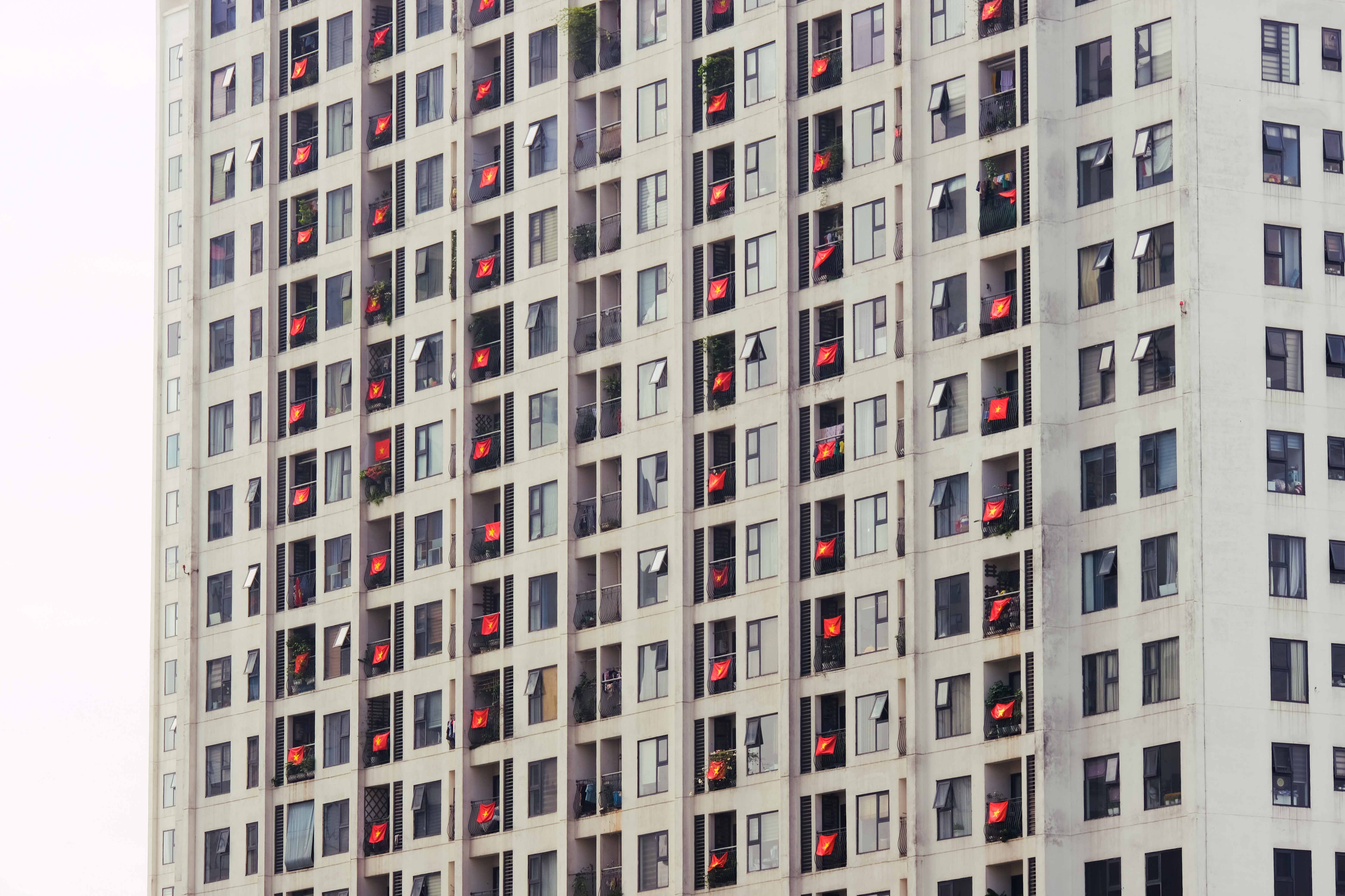 Năm mươi năm đã trôi qua kể từ ngày đất nước liền một dải. Nửa thế kỷ đủ để một đứa bé sinh ra sau chiến tranh trở thành ông bố, bà mẹ, đủ để ký ức chiến tranh trong lòng những người từng sống qua nó dần lùi sâu, nhưng không bao giờ phai nhạt. Và chính những hành động tưởng như nhỏ bé ấy — treo cờ vào dịp lễ lớn — là sợi dây nối dài ký ức ấy qua các thế hệ.