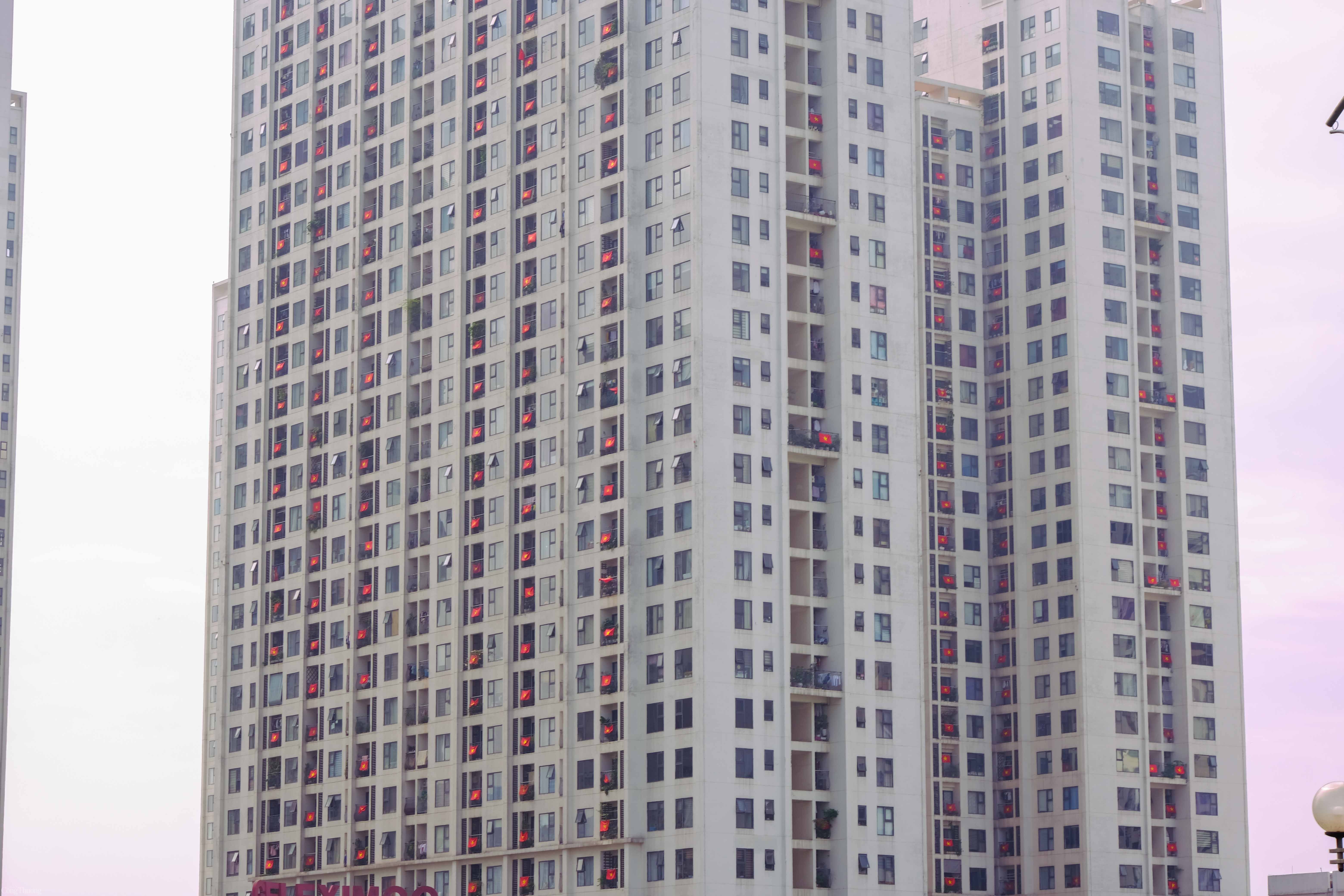 Giữa nhịp sống hiện đại với bao bộn bề, đâu đó trên những con phố quen, sắc đỏ rực rỡ của quốc kỳ lại lặng lẽ tung bay nơi ô cửa nhỏ, nơi ban công giản dị của mỗi mái nhà. Không lời hô vang, không lễ nghi rình rang, chỉ là một lá cờ được treo lên — như một nhịp đập thầm lặng của lòng yêu nước.