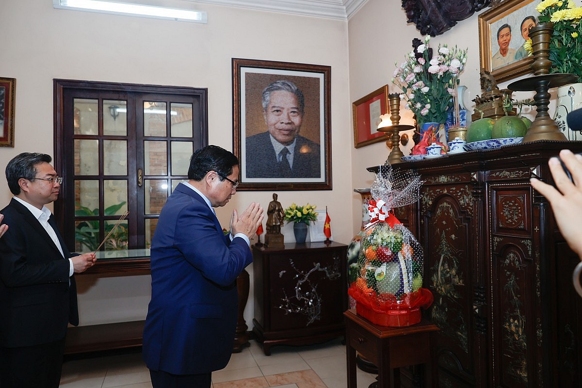 Thủ tướng Chính phủ Phạm Minh Chính dâng hương tưởng nhớ cố Chủ tịch Hội đồng Bộ trưởng Phạm Hùng - Ảnh: VGP/Nhật Bắc Thủ tướng Chính phủ Phạm Minh Chính dâng hương tưởng nhớ cố Chủ tịch Hội đồng Bộ trưởng Phạm Hùng - Ảnh: VGP/Nhật Bắc