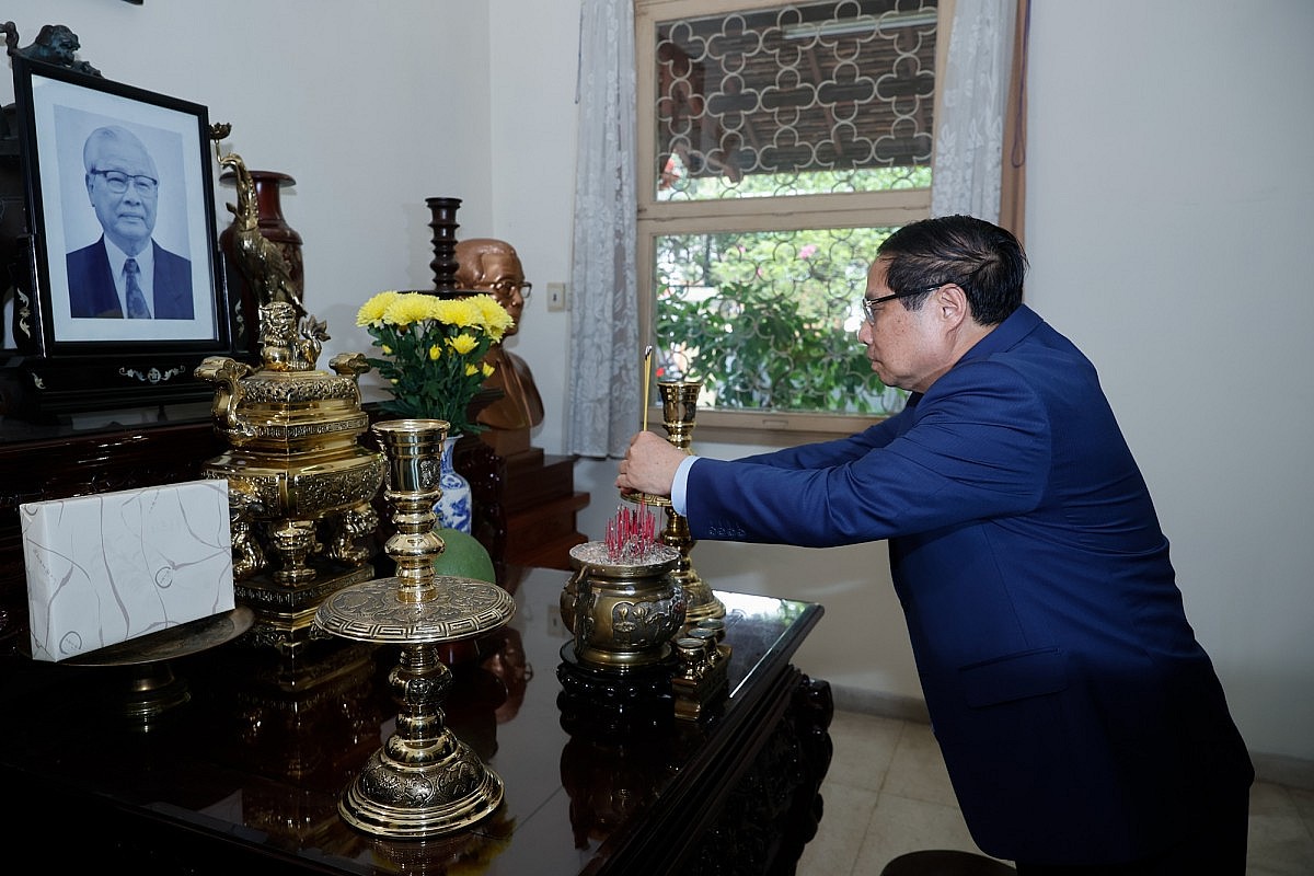 Thủ tướng Phạm Minh Chính thắp hương tưởng nhớ cố Thủ tướng Võ Văn Kiệt. Ảnh: VGP/Nhật Bắc Thủ tướng Phạm Minh Chính thắp hương tưởng nhớ cố Thủ tướng Võ Văn Kiệt. Ảnh: VGP/Nhật Bắc