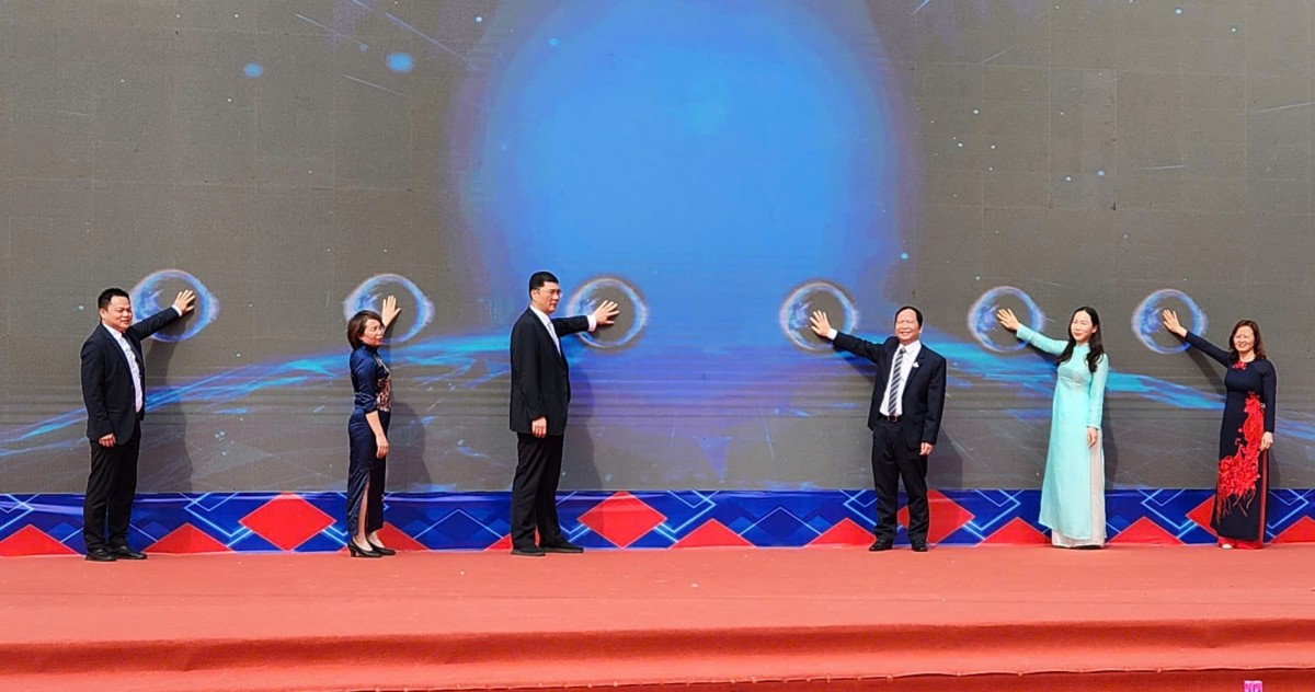 Ban tổ chức sự kiện thực hiện nghi thức công bố chương trình