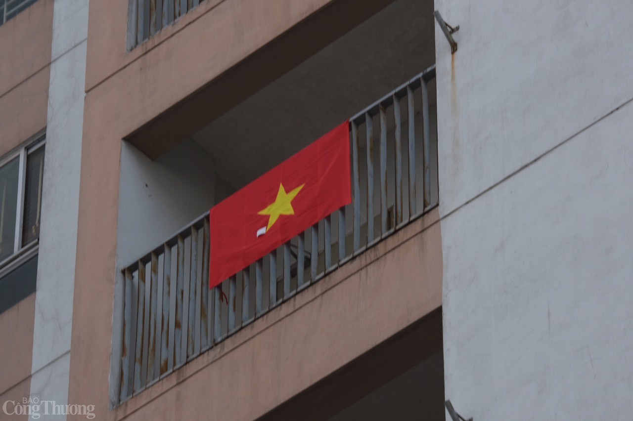 Tình yêu nước to lớn qua những ô ban công nho nhỏ. 