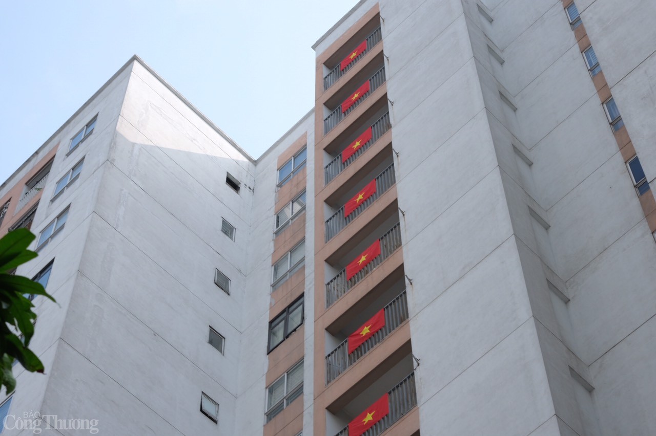 Bên cạnh đó, tại khu vực bán đảo Linh Đàm, quận Hoàng Mai, nơi có nhiều tòa nhà chung cư, những hình ảnh các ô cửa gắn liền với lá cờ tổ quốc càng trở nên ấn tượng.  