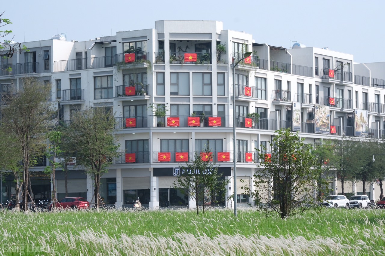 Khung cảnh yên bình tại một căn nhà trong khu The Manor, quận Thanh Xuân, Hà Nội với đầy ắp lá cờ đỏ sao vàng. 