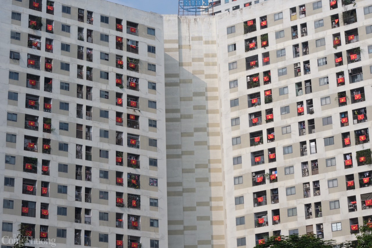 Từ dưới sân chung cư ngước nhìn lên, những dãy cờ đỏ xen kẽ nơi tầng 3, tầng 5, tầng 11… như những nốt nhạc thầm trong bản hòa ca mừng đất nước tròn 50 năm thống nhất.