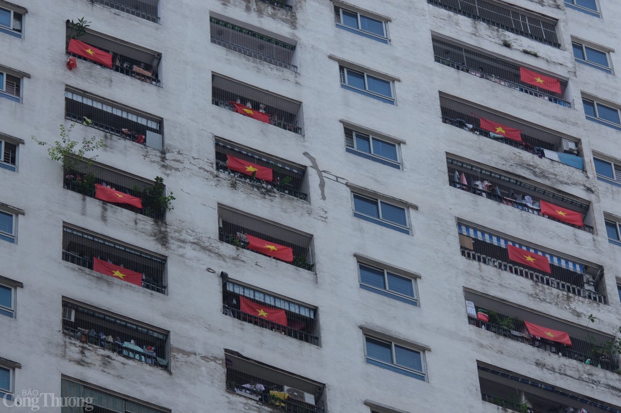 Những lá cờ đỏ sao vàng tung bay lặng lẽ trong gió sớm như thắp lên một nhịp đập yêu nước giữa nhịp sống đô thị hối hả.
