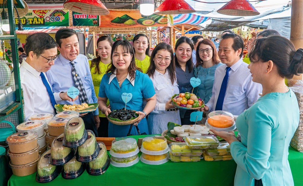 Lãnh đạo tỉnh và thành phố tham quan các gian hàng bánh dân gian tại sự kiện. Ảnh: tpcm.camau.gov.vn Lãnh đạo tỉnh và thành phố tham quan các gian hàng bánh dân gian tại sự kiện. Ảnh: tpcm.camau.gov.vn
